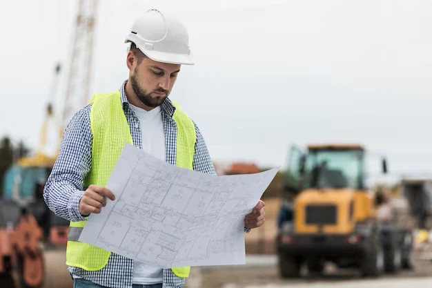 Ingeniero supervisando obra de construcción